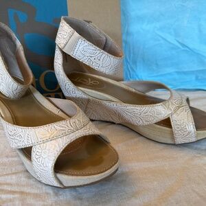 OTBT dress sandals